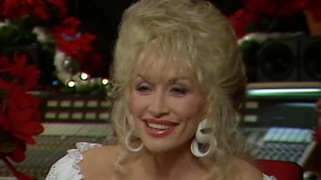 Dolly Parton Records Christmas Classics in 1990